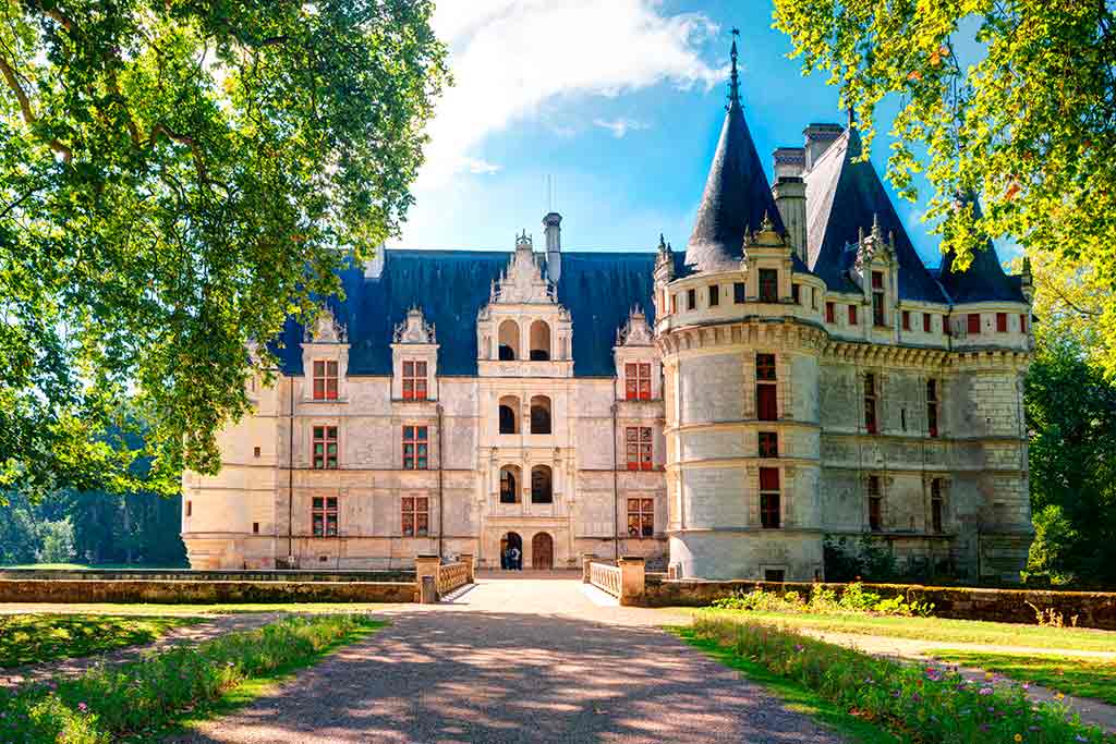 Famous Castles in Loire Valley Château-d'Azay-le-Rideau