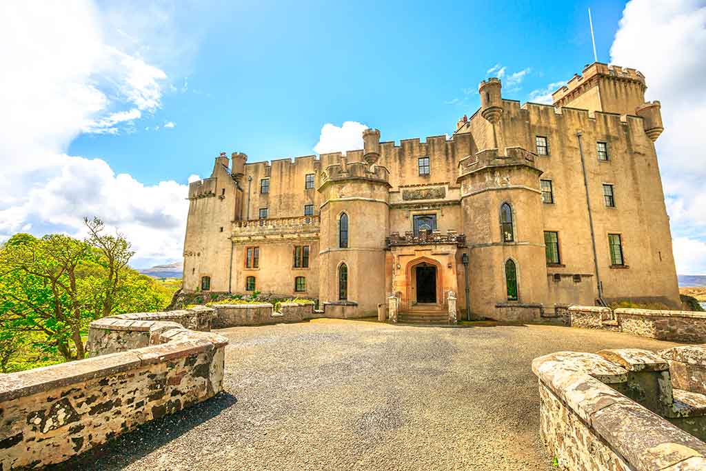 Castles in Scotland DUNVEGAN-CASTLE