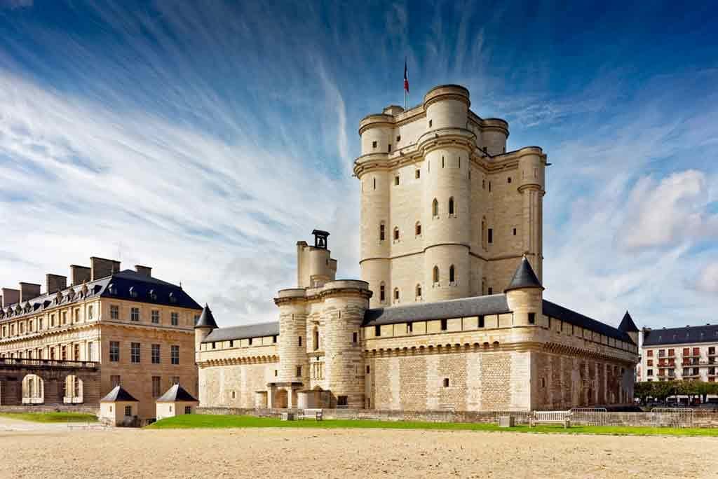 castles to tour near paris