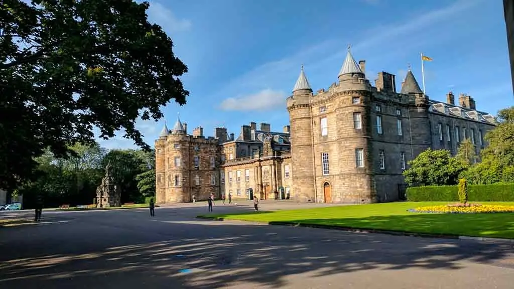 Best castles in Edinburgh-Palace-of-Holyroodhouse