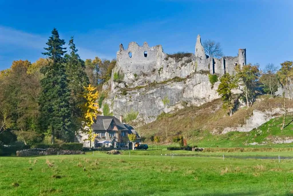 Castles in Belgium-Montaigle-Castle