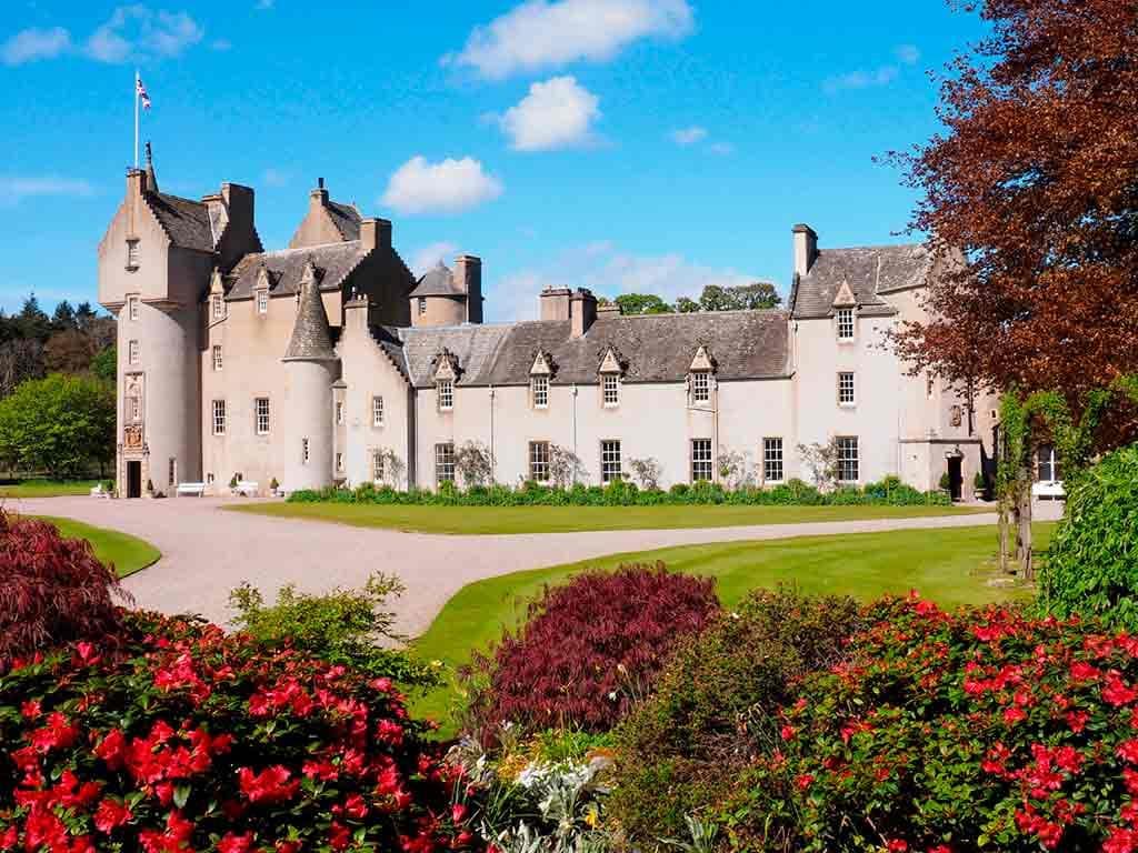 Famous Castles in Highlands-Ballindalloch-Castle-and-Gardens-(xana)