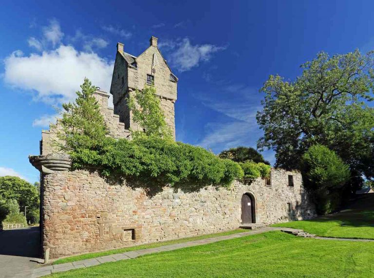 3 Best Castles to Visit in Dundee - Historic European Castles