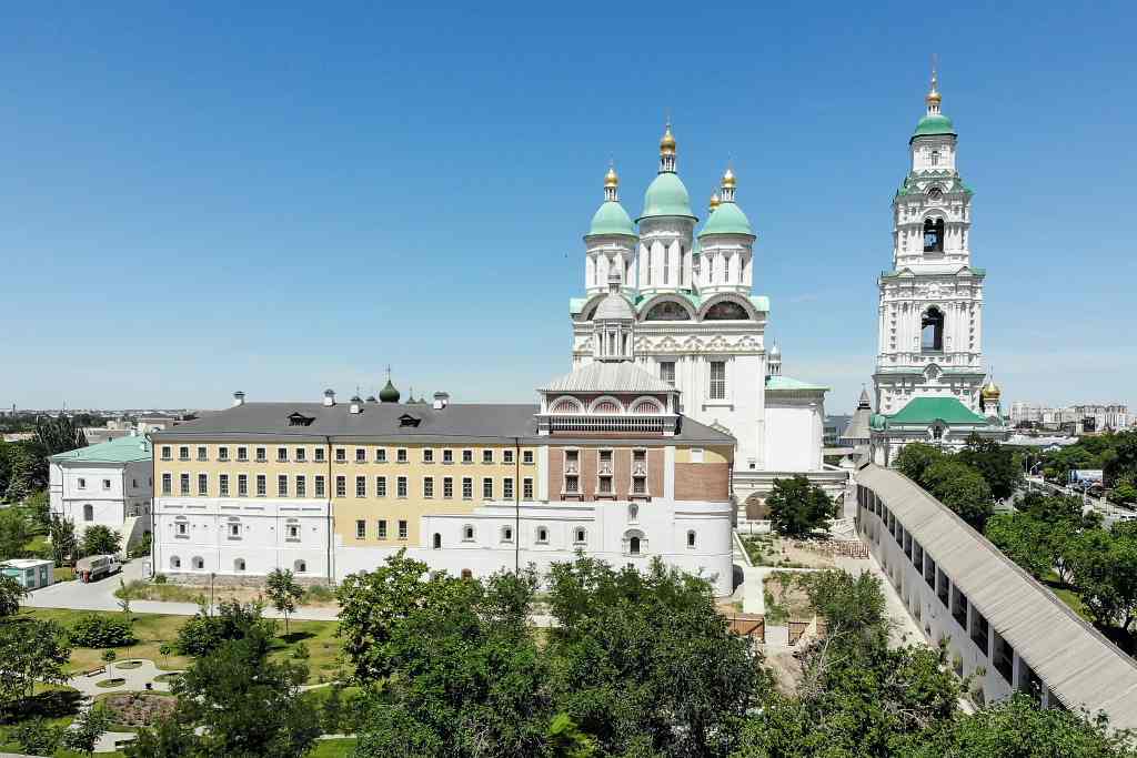 Астраханский кремль. Белый Кремль в Астрахани летом. Кремль Астрахань на белом фоне. Достопримечательности Астрахани коллаж. Достопримечательности в Астрахани для туристов.